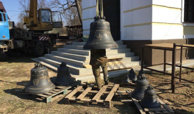 В туровском храме установили колокола